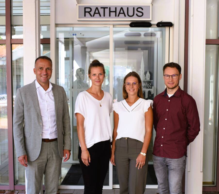 Bürgermeister Armin Grassinger (l.) begrüßt die neuen Mitarbeiter im Bauamt: Regina Krautner, Sophia Attenberger und Stefan Hibler.