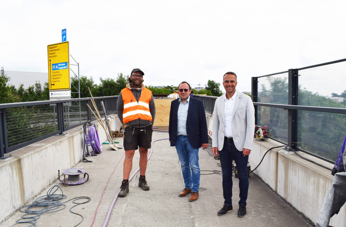 Bürgermeister Armin Grassinger (r.) und Stadtbaumeister Michael Breitenwinkler (M.) bei der Inspektion der Brücke.